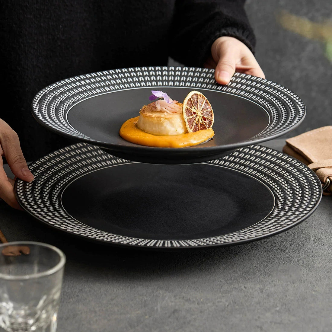 Aaponminimarket Chain-Link Geometric Matte Black Pasta Plate
