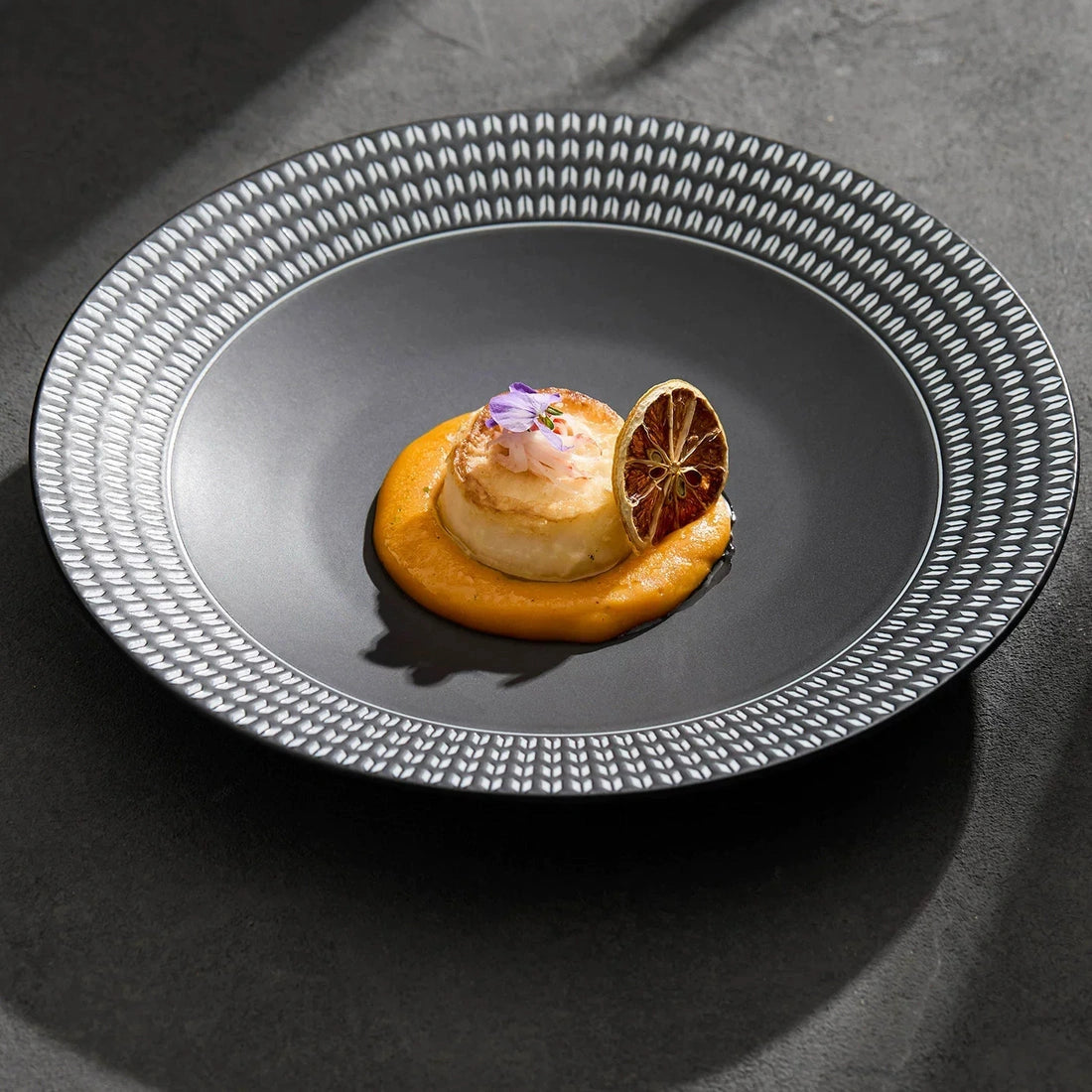 Aaponminimarket Chain-Link Geometric Matte Black Pasta Plate