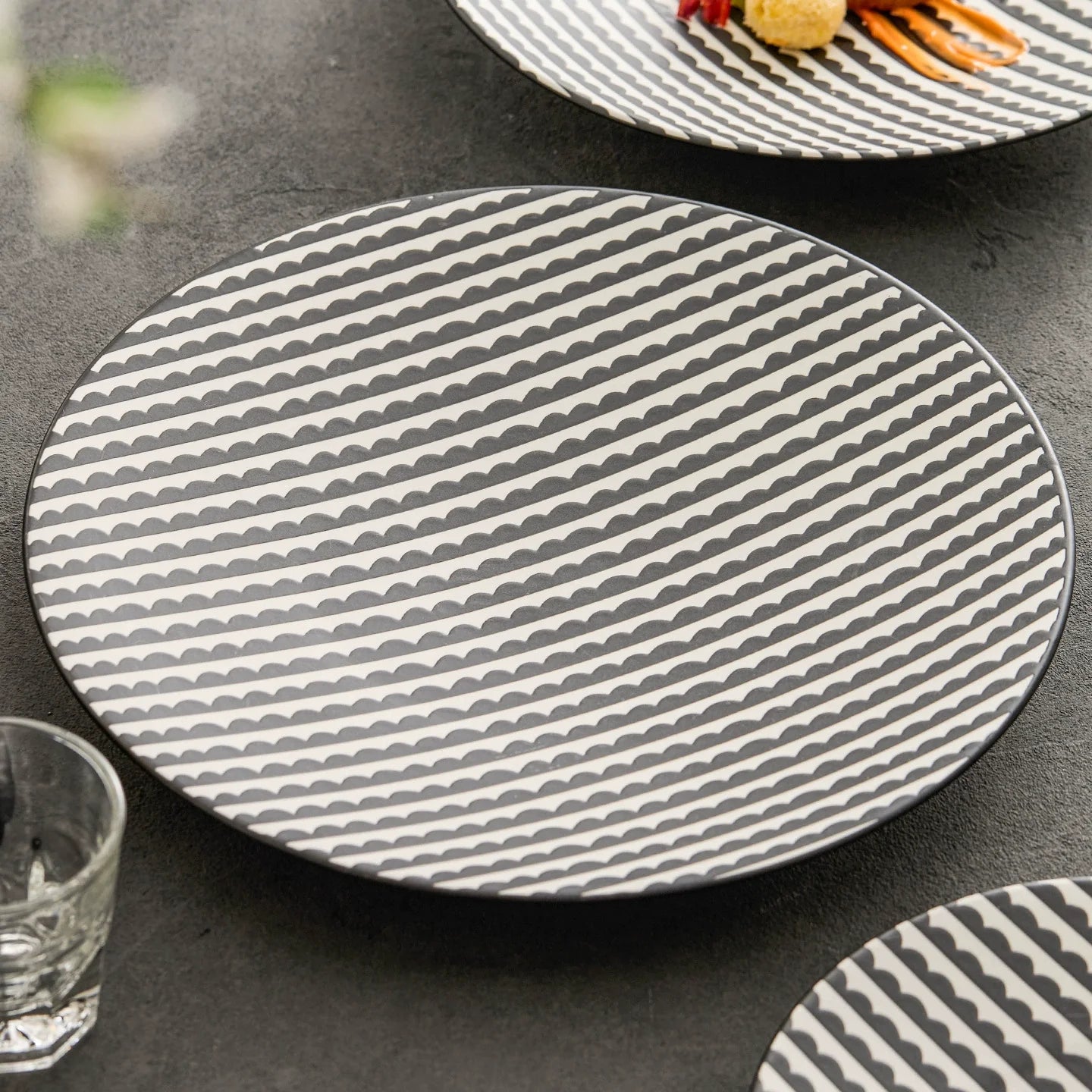 Aapon mini market -Luxury Black & White Wave Pattern Ceramic Dinner Plate 