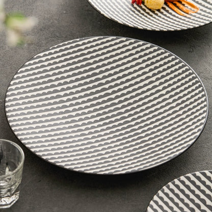 Aapon mini market -Luxury Black & White Wave Pattern Ceramic Dinner Plate 