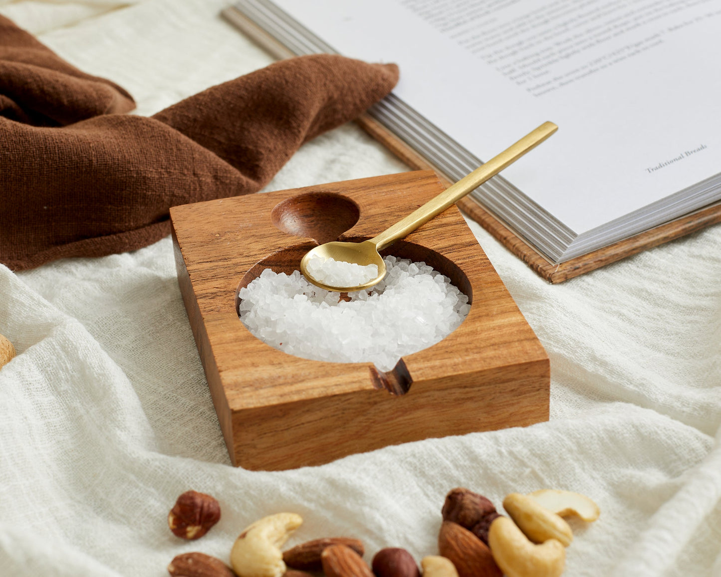 Aapon mini market -Bea Acacia Seasoning Pot with Brass Spoon