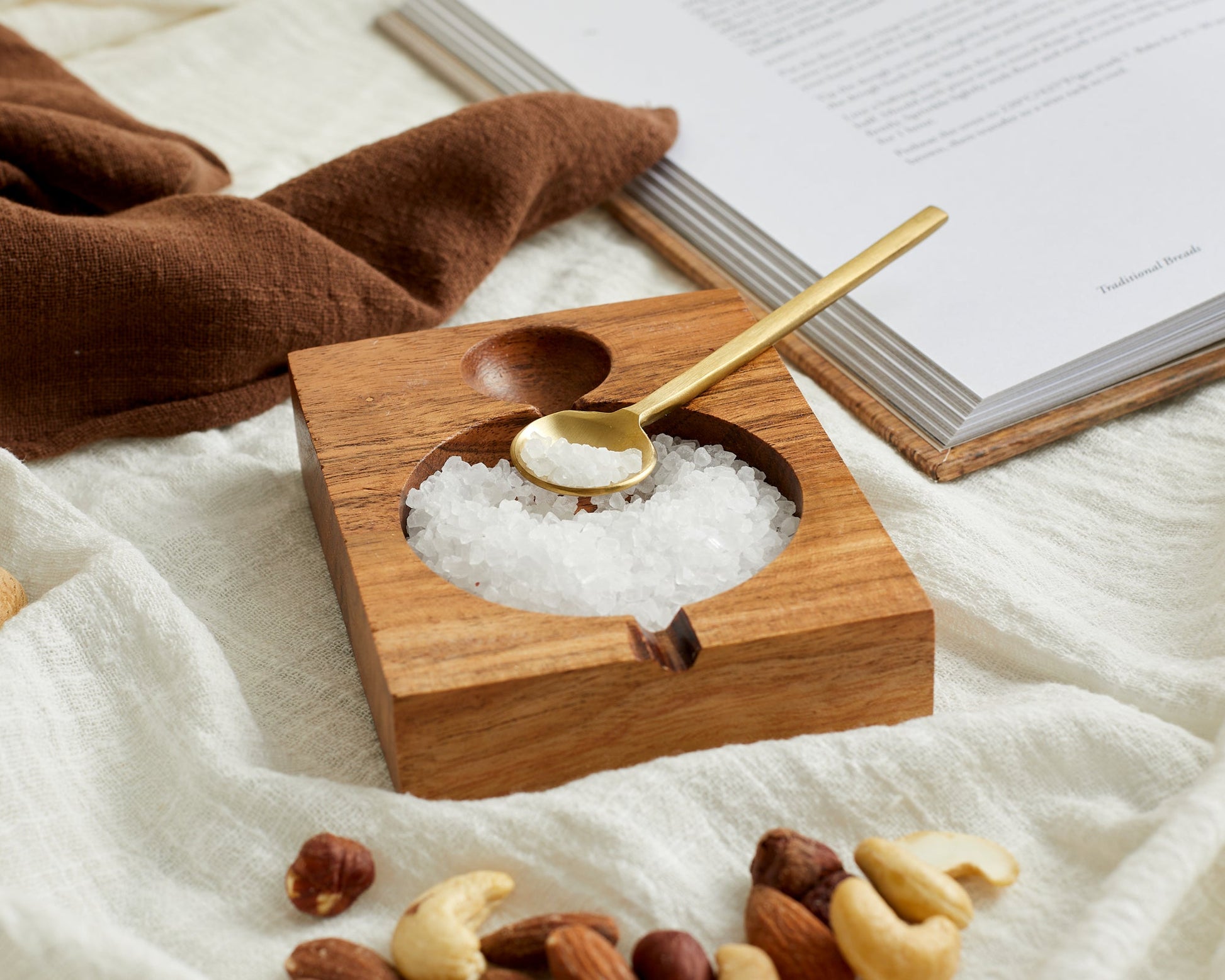 Aapon mini market -Bea Acacia Seasoning Pot with Brass Spoon