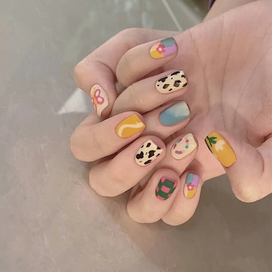 White Small Flower Acrylic Press-On Nails