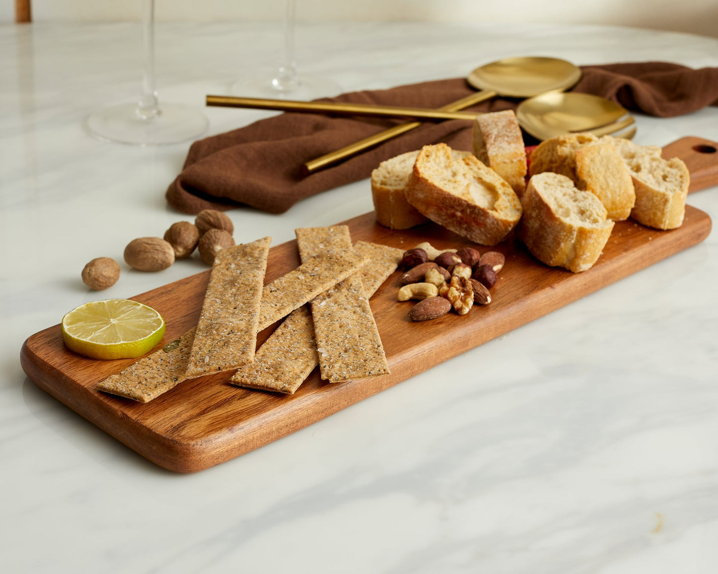 Aapon mini market -Malli Wood Serving Board with Handle